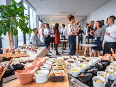 Nach dem Essen am Buffet folgt die Party bei Firmenfeiern