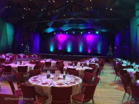 Firmenevent mit Bühnen Beleuchtung im Corporate Design